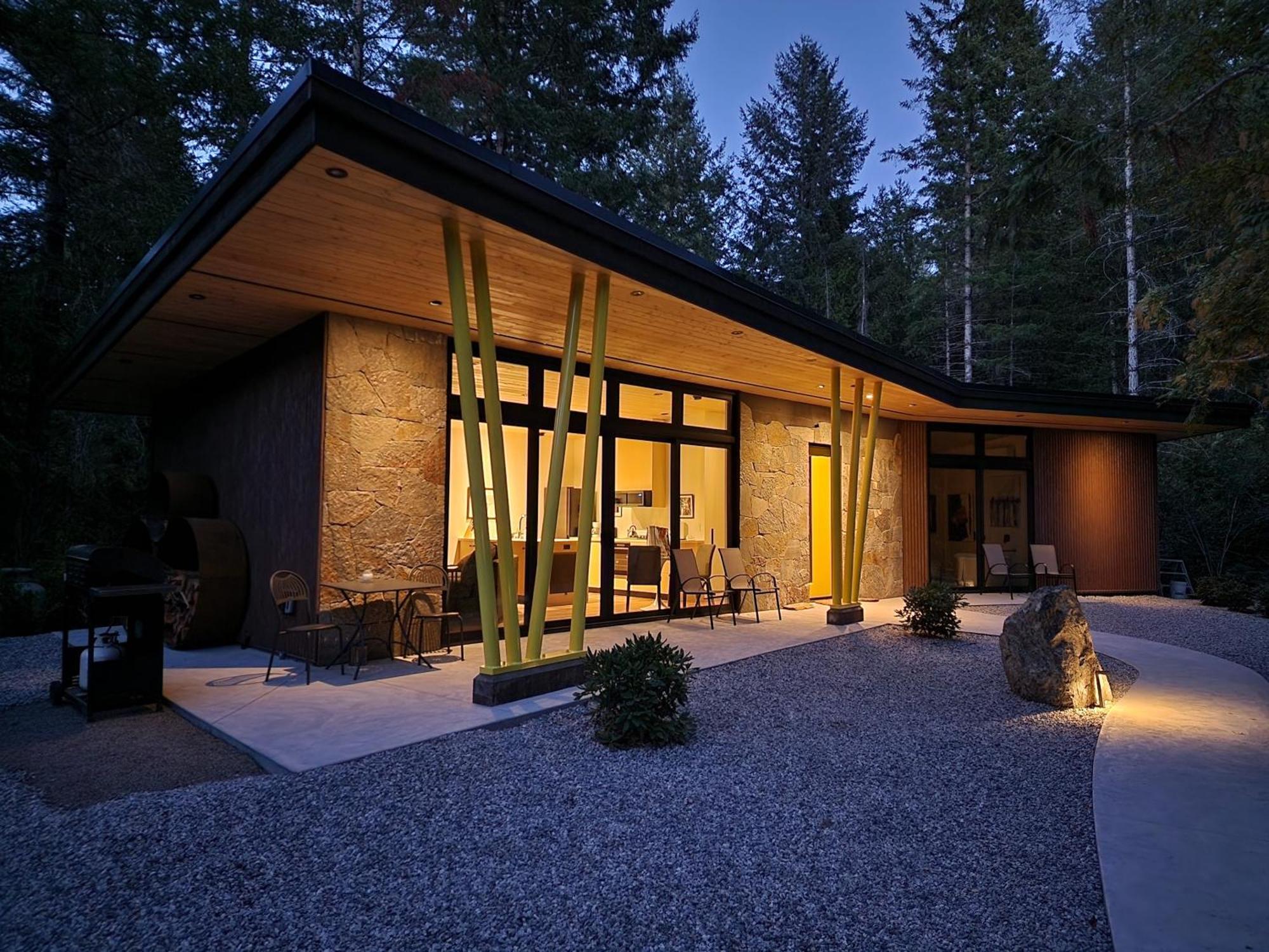 The Shed At Moon Dance Hotel Madeira Park Exterior photo